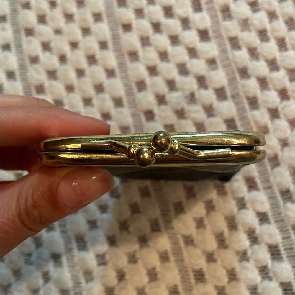 NWOT Vintage Black Leather Coin/Cigarette Purse with Gold Kiss Lock Closure. - Picture 5 of 12